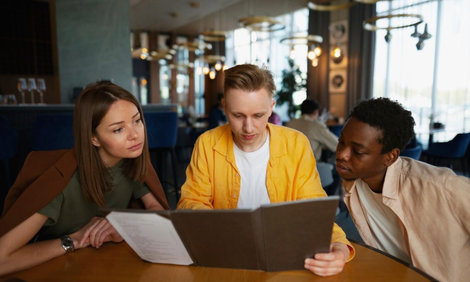 Modernes Büro mit Finanzanalysten bei der Arbeit an Budgetberichten